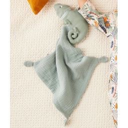 Le doudou mouchoir vert animalier en rembourrage recyclé –  – Soldes