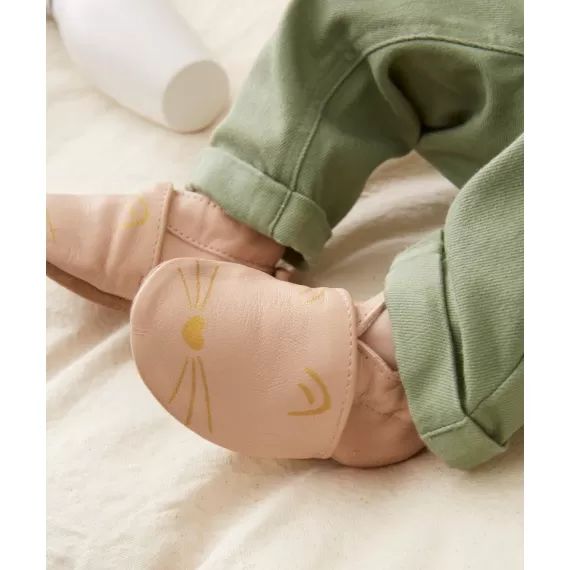 Les chaussons en tannage végétal rose pâle avec chats –  – Soldes