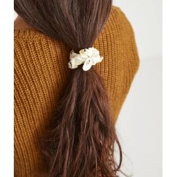Lot de 2 chouchous blancs à bouclettes et fleuri bébé fille –  – Soldes