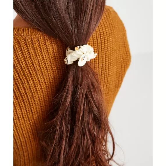 Lot de 2 chouchous blancs à bouclettes et fleuri bébé fille –  – Soldes