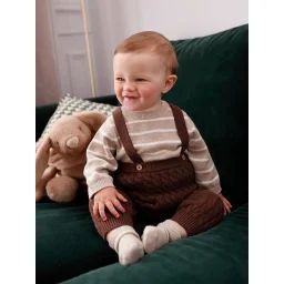 Ensemble bébé pull rayé et pantalon à bretelles en tricot torsadé chocolat