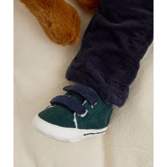 Chaussons type baskets velours bleu et vert avec sherpa –  – Soldes