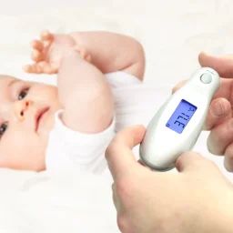Thermomètre auriculaire à infrarouge blanc et gris