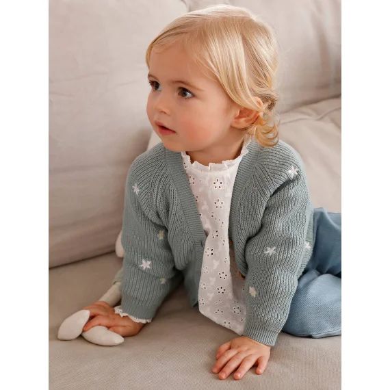 Gilet brodé col V bébé en côtes anglaises vert d&rsquo;eau