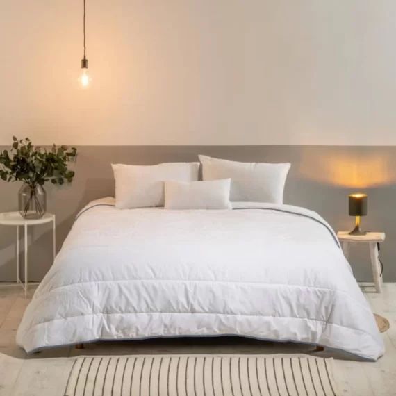 Bleu Calin Couette Chaleur Tempérée – Garnissage 300gr/m2 – Toutes Saisons – Enveloppe Microfibre – 220x240cm Blanc