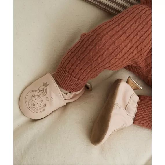 Les chaussons roses en cuir avec cygnes –  – Soldes