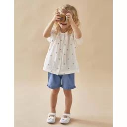 Set blouse imprimé soleils + short denim blanc