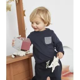 Le t-shirt bleu marine avec poche rayée –  – Soldes