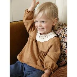 T-shirt bébé en jersey froissé avec col en crochet caramel