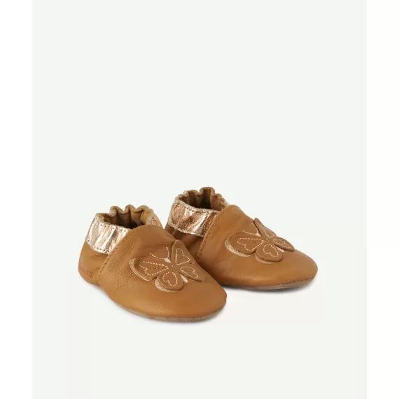 Les chaussons camel et couleur dorée en cuir avec papillons –  – Soldes