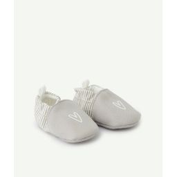 Les chaussons gris avec rayures et coeur –  – Soldes