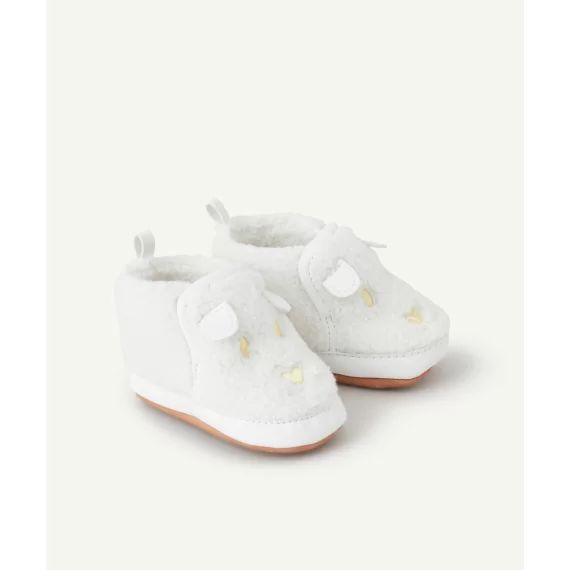 La paire de chaussons bébé fille en sherpa blanc avec broderies jaunes