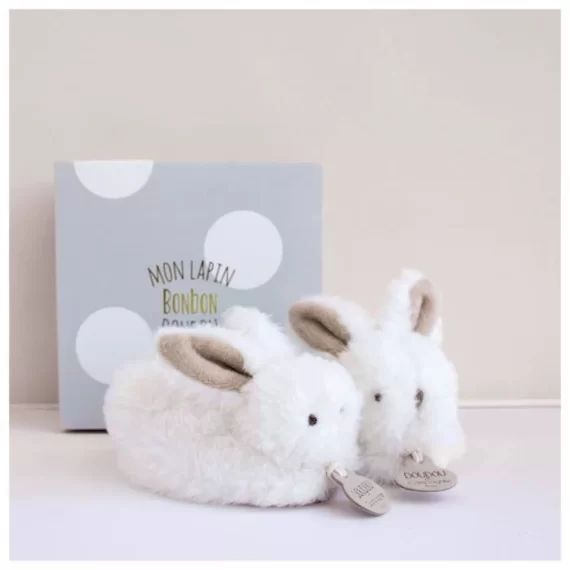 DOUDOU ET COMPAGNIE Lapin – Coffret chaussons avec hochet Taupe 0-6 mois blanc