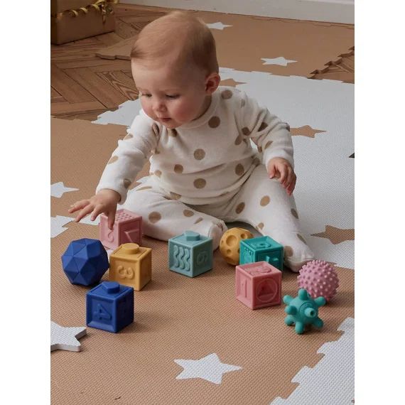 Set de 6 cubes et 4 balles sensorielles multicolore