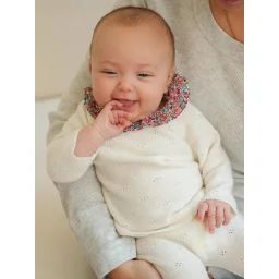 Ensemble 2 pièces naissance en tricot, détail tissu Liberty ENVIE DE FRAISE écru
