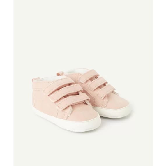 Chaussons style baskets à scratchs bébé fille en velours rose