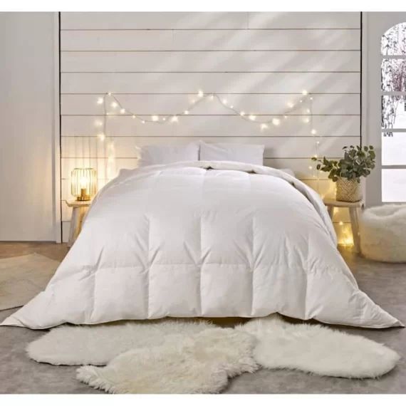 Bleu Calin Couette Naturelle Chaude 90% Duvet De Canard – Enveloppe 100% Coton – 220x240cm Blanc