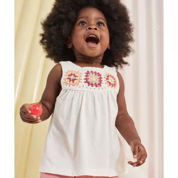T-shirt blanc bébé fille avec détails en crochet –  – Soldes