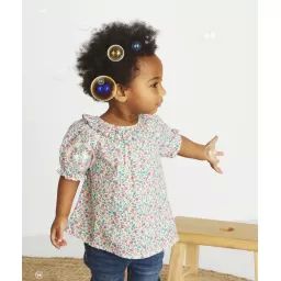 Le chemisier rose et vert fleuri avec col volanté –  – Soldes