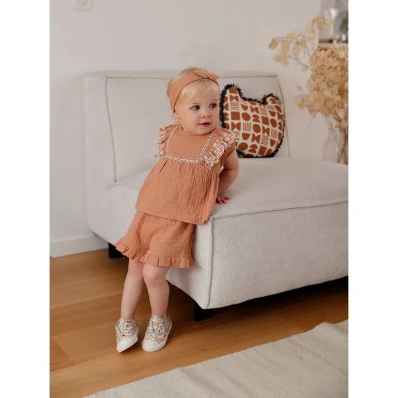 Ensemble brodé bébé :  blouse + short + bandeau en gaze de coton caramel