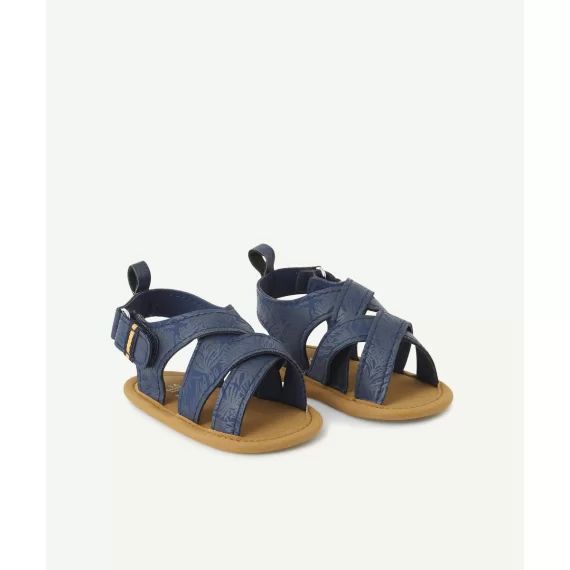 Les chaussons bleus typés sandales