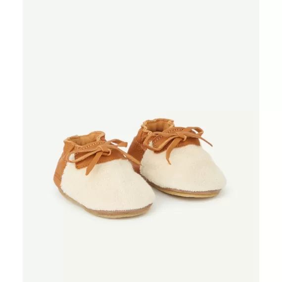 Chaussons bébé en cuir marron et crêpe beige –  – Soldes