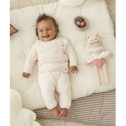 Le pull rose en tricot avec maille en relief bébé –  – Soldes